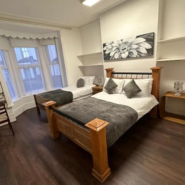 PRIVATE ROOM In TOWN CENTRE FREE PARKING WI FI AND PATIO WITH AA STAY LTD, hotel v destinaci Buckinghamshire