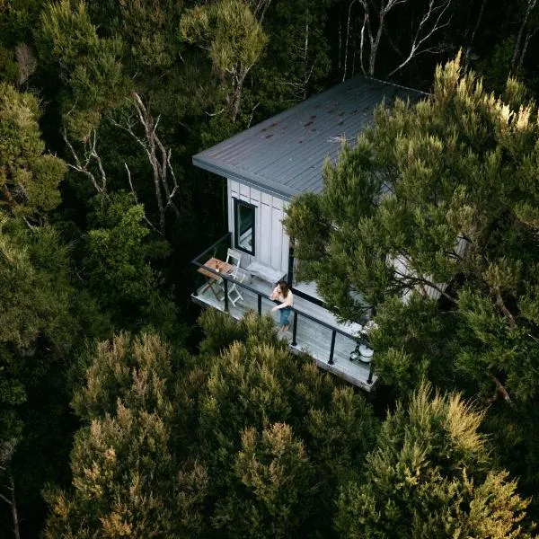 Treetop Tranquility at Rekindle Tree houses, hotel v destinaci Opua
