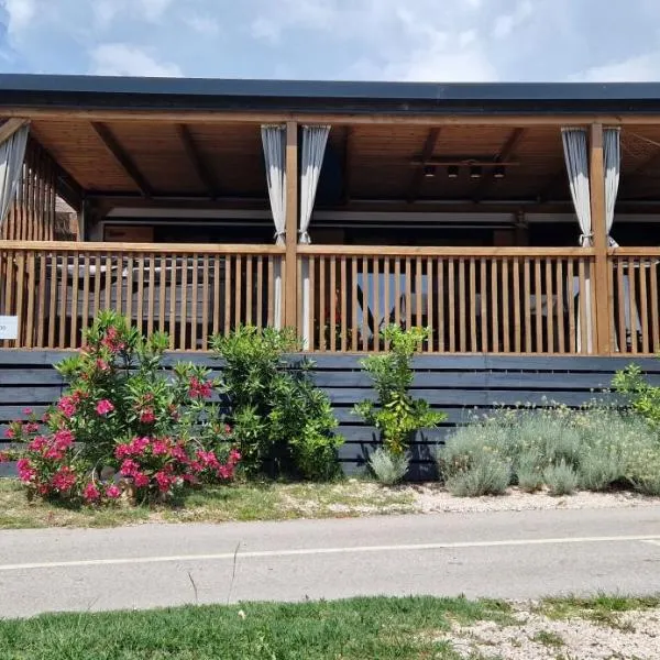 Mobile home KMZ, khách sạn ở Selce