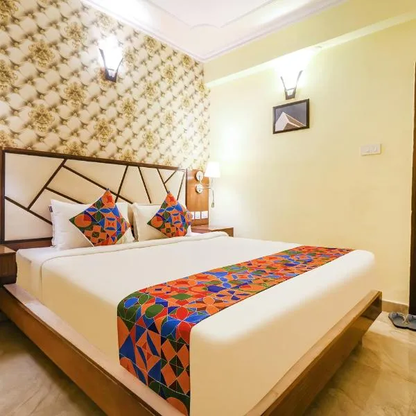 ํํธ๋์ ์์นํ ํธํ
FabHotel Magadh Palace