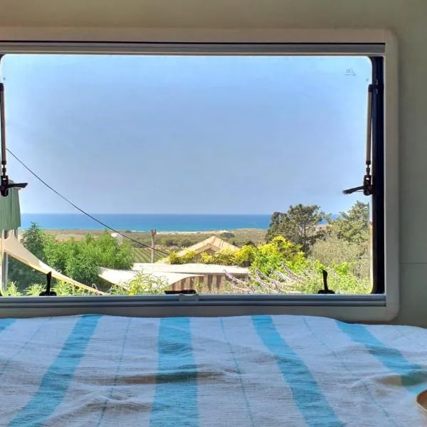 Cozy Seaview Glamping Caravan, hotel v destinaci HaBonim