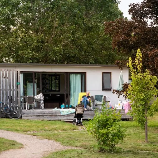 Huttopia Etang Fouché, מלון בArnay-le-Duc