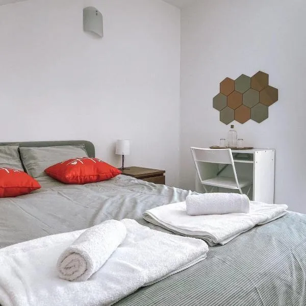 Seaside room in a Peniche townhouse featuring a private bathroom and shared access to the swimming pool and kitchen, hotel in Atouguia da Baleia