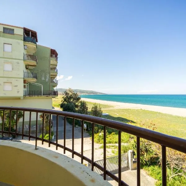 spazioso bicamere fronte mare, khách sạn ở Marina di Strongoli