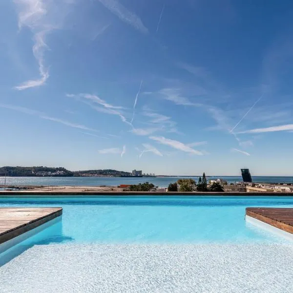 GuestReady - Alges Apt with Stunning Rooftop Pool: Algés'te bir otel