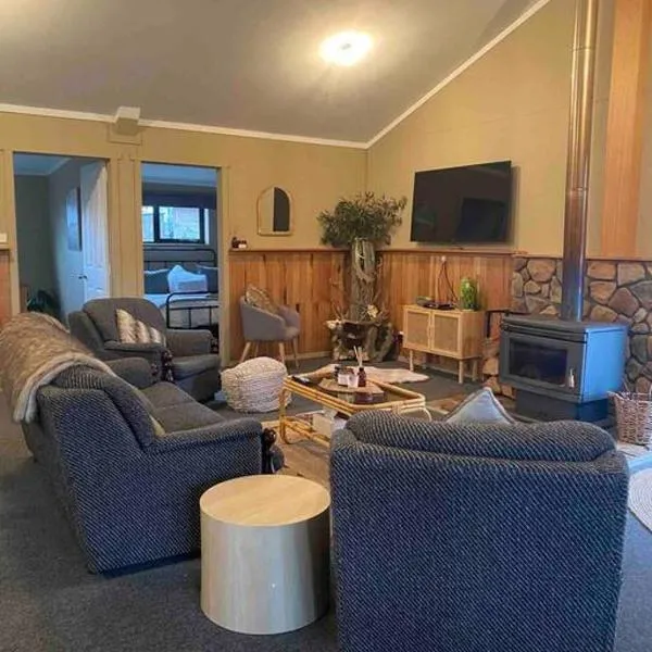 Great Lakes wilderness three bedroom home, hotel in Miena