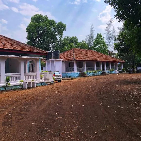 The Imperial Heritage II 2 minutes from Station and market II Deluxe AC Rooms II, hotel v destinaci Lonavala
