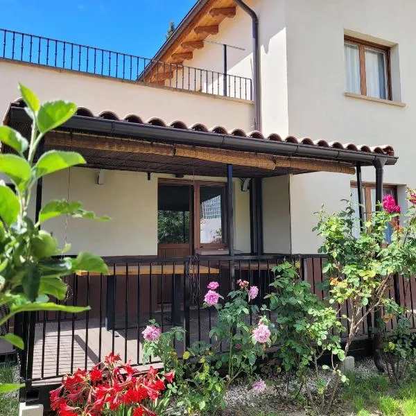Casa Julio, bonita casa reformada con terraza y jardin privado – hotel w mieście Lezáun