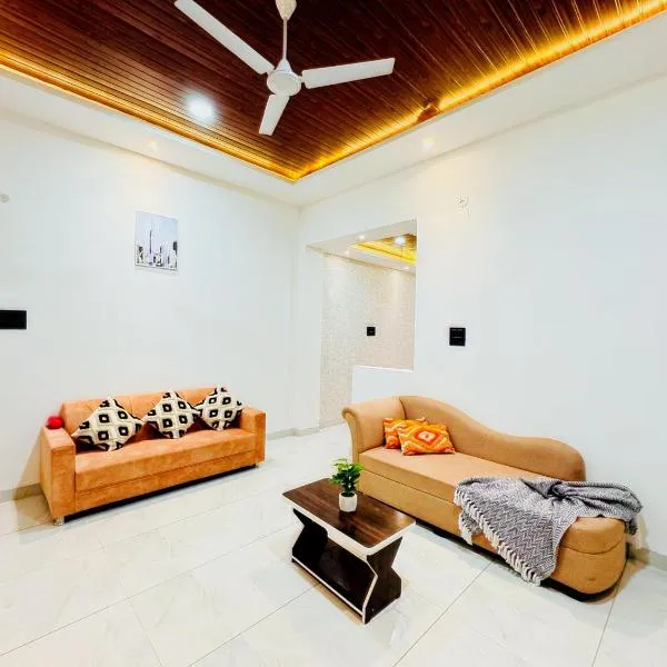 Home Escape Azure 3BHK Bunglow Near Apollo DB City, hotel in Indore