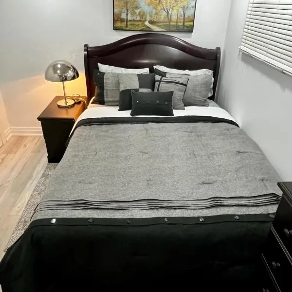 Brand new single unit guest basement apartment, hotel in Mississauga