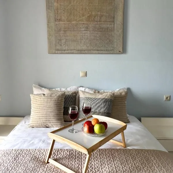 4BR Newly Renovated Retreat Tranquil Coastal Haven, hotel v Hersonissose