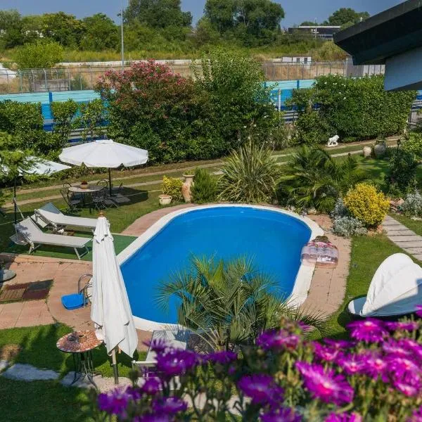 Au Jardin fleuri, hotel San Giovanni Lupatotóban