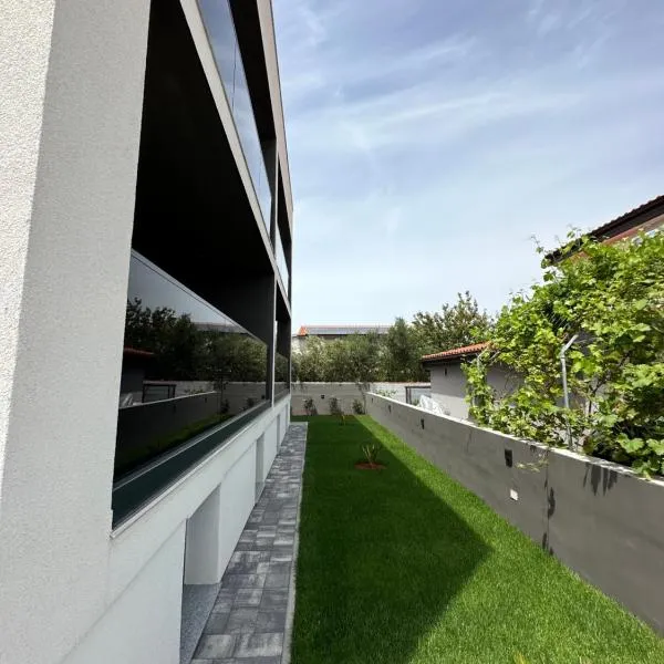 Monachus Apartments, hotel v destinaci Vir