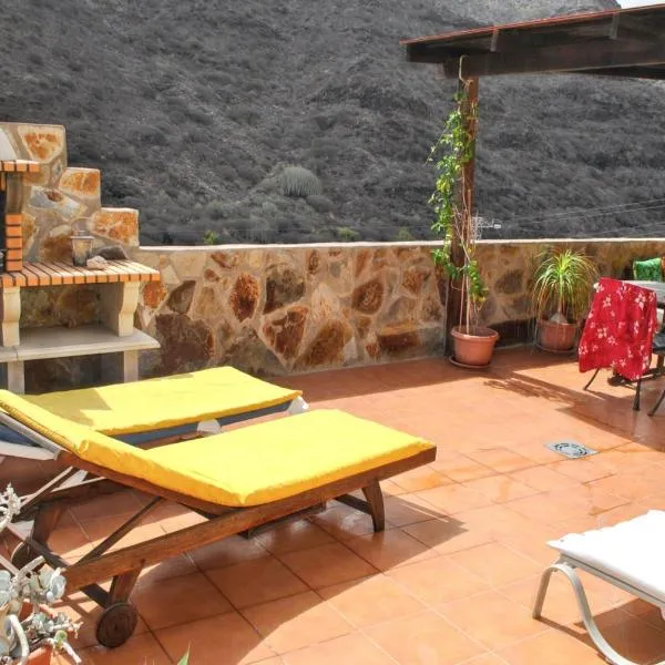 2 bedrooms house with furnished garden and wifi at Mogan 4 km away from the beach, hotel in Playa de Tasarte