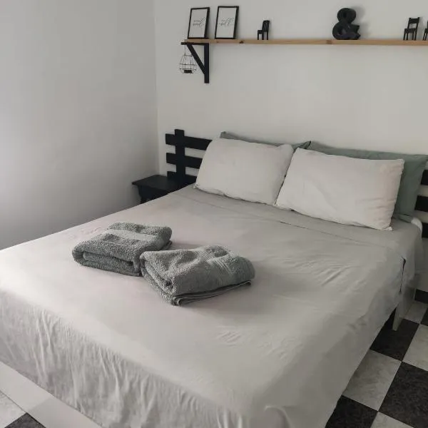 Habitación 2 en tercera planta sin ascensor no és un piso entero! A compartir Baño y cocina!, hotel v destinaci Fuengirola