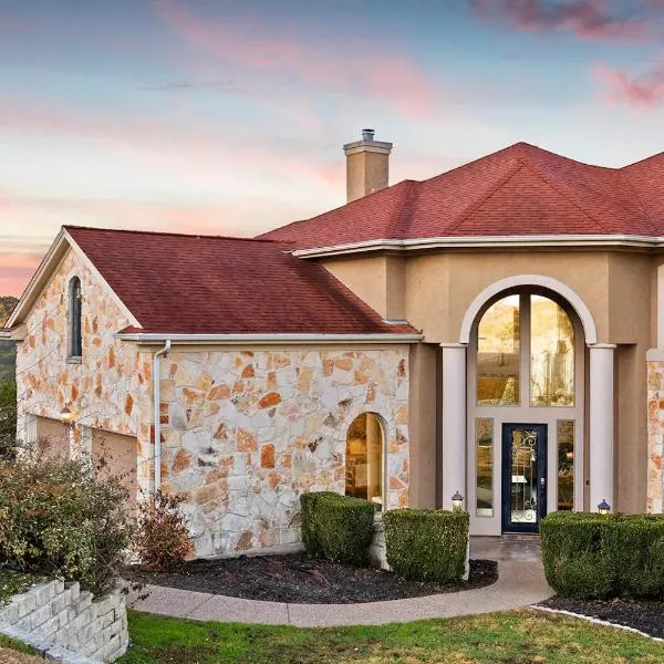 Lake Travis Family Retreat with Theater Game Room and BBQ 7 min from Marina, hotel sa Austin