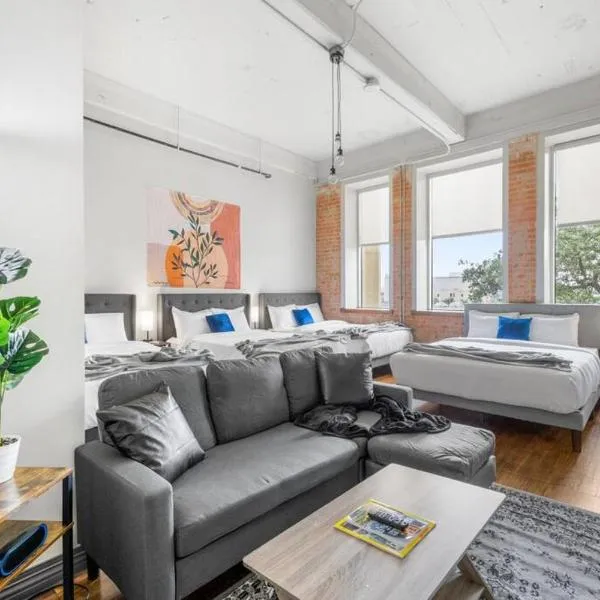 Stunning Downtown Apartment with Pool, Laundry, Parking, Hotel in Dallas