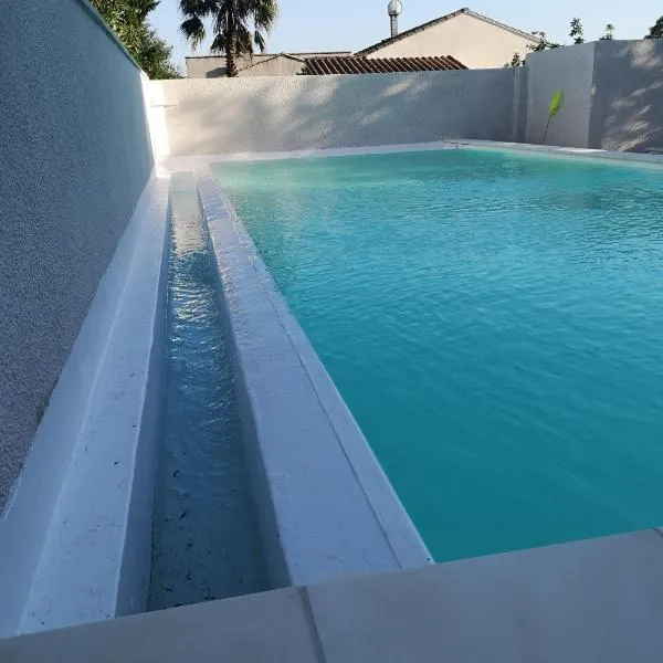 Appartement dans villa avec jardin et piscine privée, ξενοδοχείο σε Marguerittes