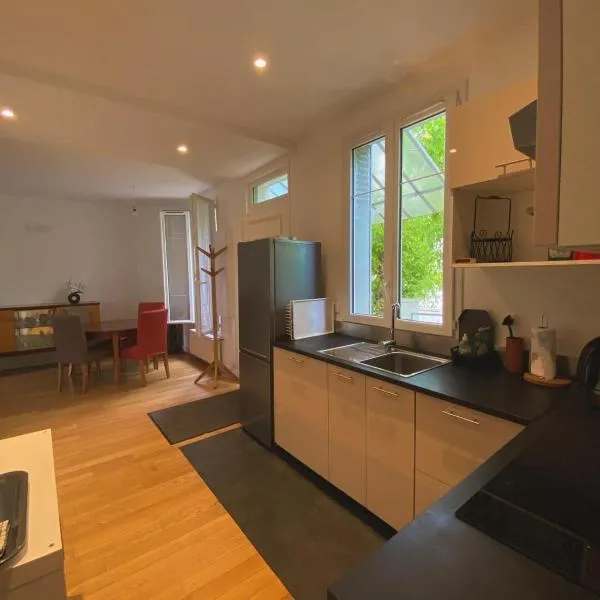 Maison avec jardin située à 15mn de Paris centre, hotel in Créteil