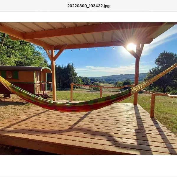 La roulotte du bonheur, hotel em Saint-Pardoux-la-Rivière
