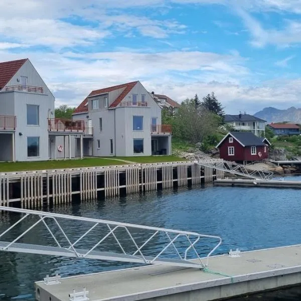 Two-story apartment with private deck, hotel a Ballstad