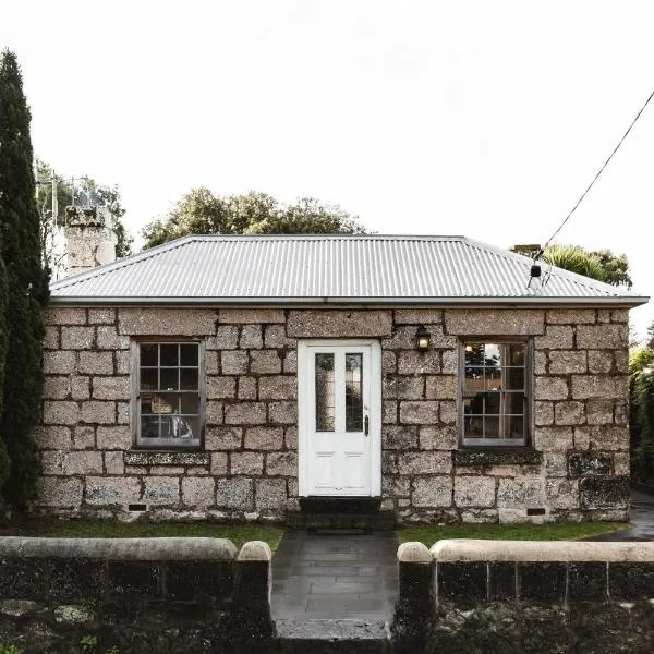 Historic 1850s Magnetic Cottage, hotel in Port Fairy