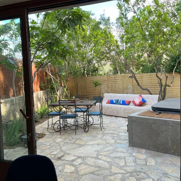 La Maison de Auguste, hotelli kohteessa Coursan