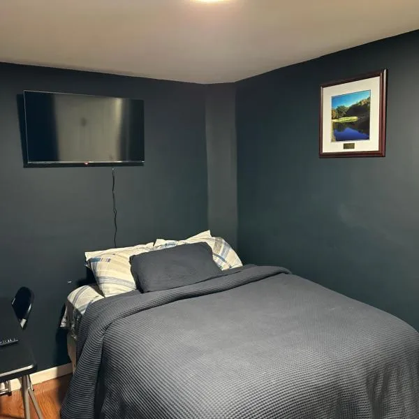 Fidelia Crystal Room, Queen Bed minutes from Newark Liberty International Airport and Newark Penn Station, hotel v destinaci Irvington