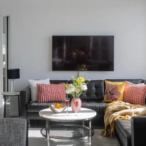 Upea loftsuite, järvinäkymä, wifi, sauna & spa, hotel v destinaci Tampere