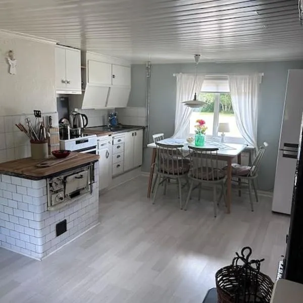 Seaside house in a old farm near Falkenberg, 500m to beach, hotel v destinaci Falkenberg