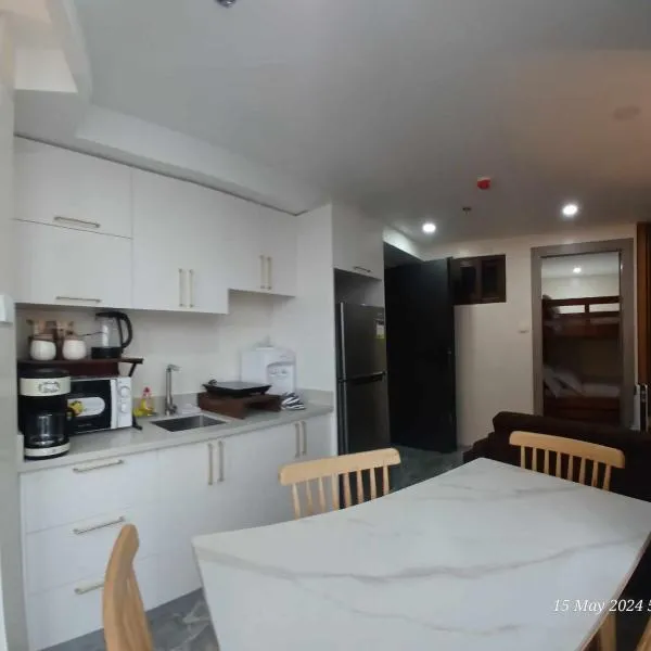 Modern 1Bedroom Condo,with heated Roofdeck pool by Mist and Pine, hotel v destinaci Baguio