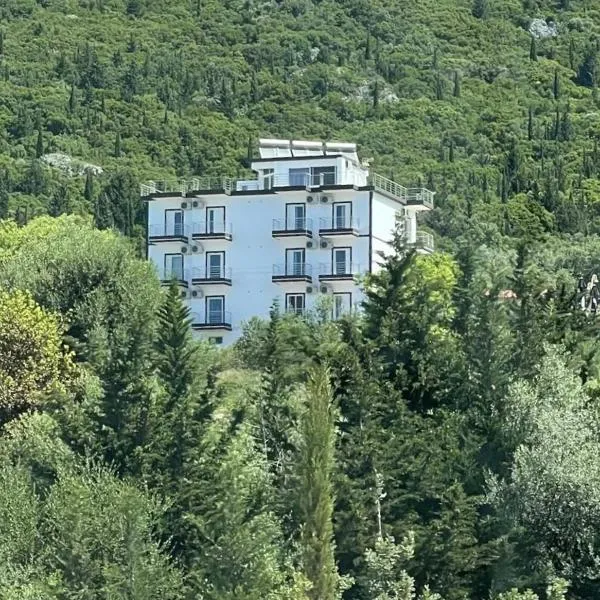 Season Inn, hotel v destinaci Dhërmi