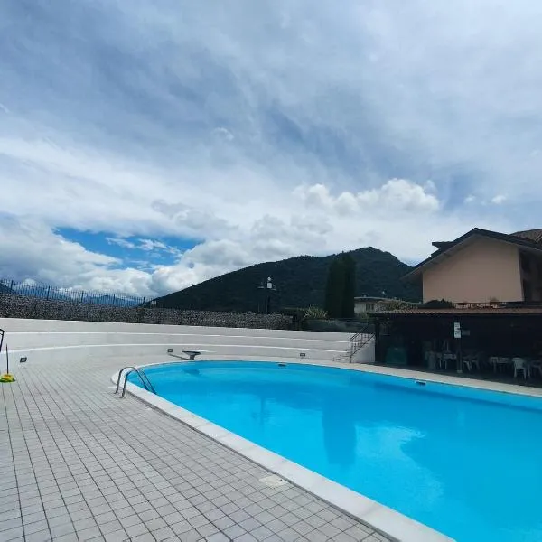 Residence con piscina Iseo Lake、パラーティコのホテル