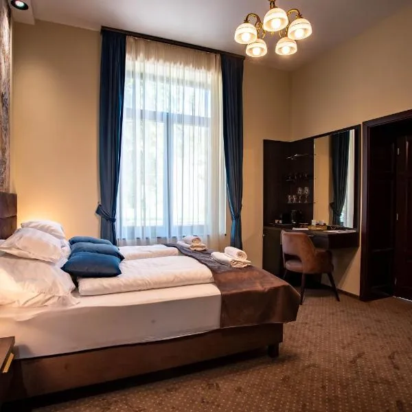 Vöröskő Villa- ALELNÖKI szauna és jakuzzi használattal, hotel v destinaci Balatonalmádi