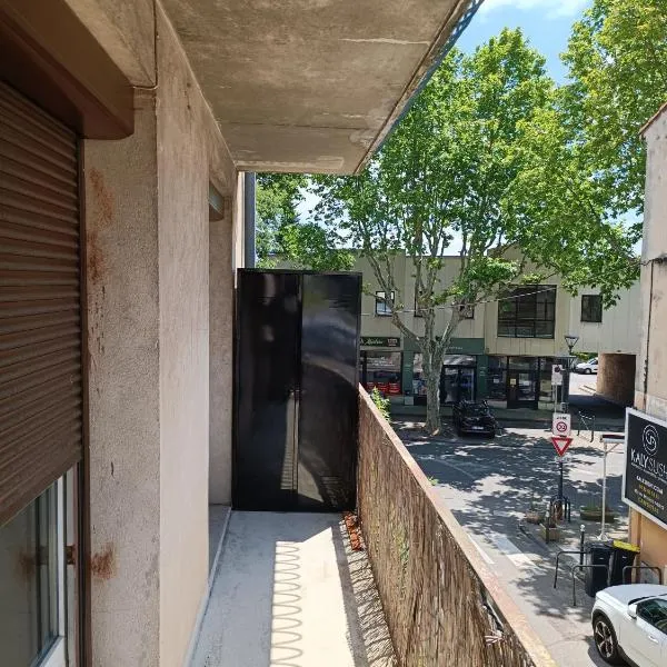 Ayoug Chambre Individuelle Chez Habitat, hotel v destinaci Carpentras