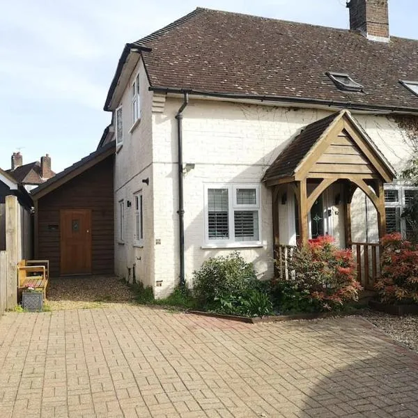 Stylish central Horsham residence with parking and hot tub โรงแรมในฮอร์ชัม