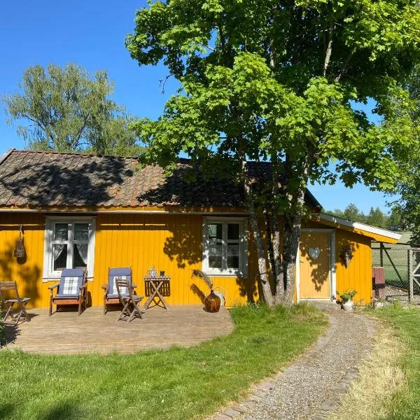 Farm stay in cozy cabin at Vestre Kinn, hotel v destinaci Ørje