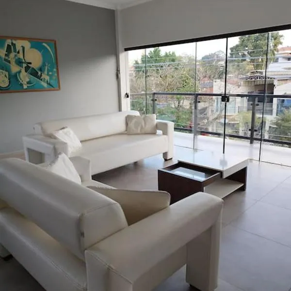 Apartamento no centro da cidade - Próximo ao Thermas Water Park - 3 suítes, hotel en Águas de São Pedro
