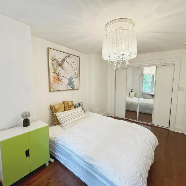 A bright and tidy room in midtown near subway, khách sạn ở Toronto