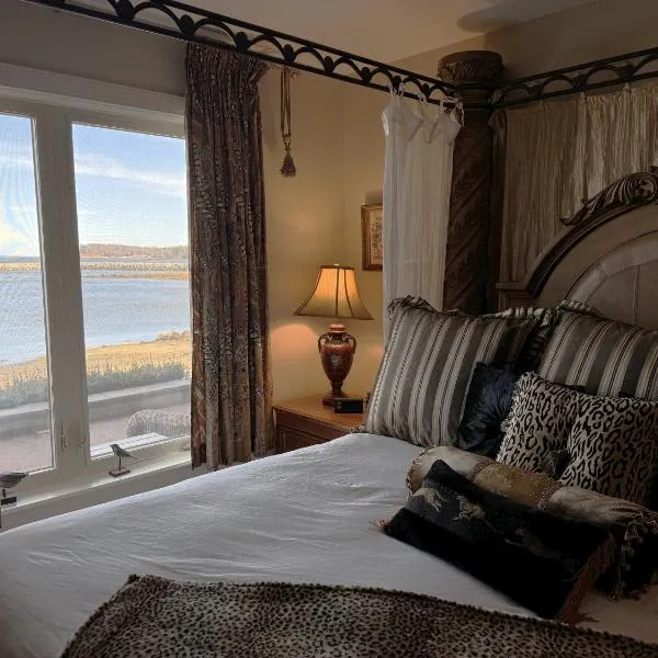 Oceanfront Luxury Magical Views Sunset and Sunrise, отель в городе Western Shore