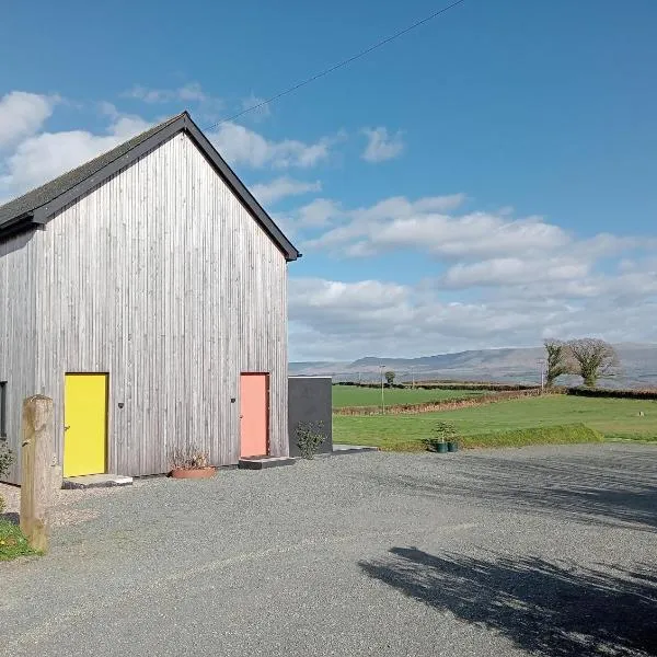 The Slow House Apartments, Llandefalle, hotel in Brecon