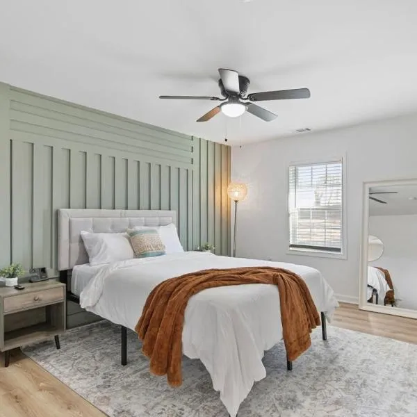 Chic 2 bedroom w free parking โรงแรมในออสเทล