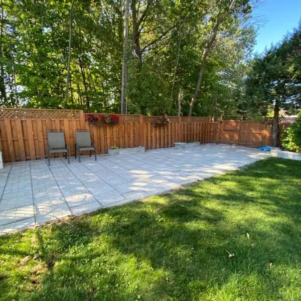 Spacious 5BR house in Brossard and Free parking, hotel v destinaci Brossard