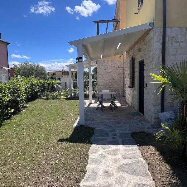 Casa Antia, nuovo bilocale con giardino in Residence con piscina, hotel Numanában