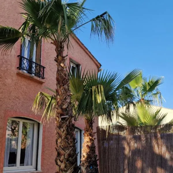 Haut de villa à 700 mètres de la plage, totalement indépendant et accessible par un escalier extérieur, hotel v destinaci Sainte-Maxime