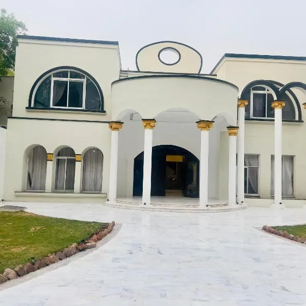 ์ด์ฌ๋ผ๋ง๋ฐ๋์ ์์นํ ํธํ
Hazelton Hotel