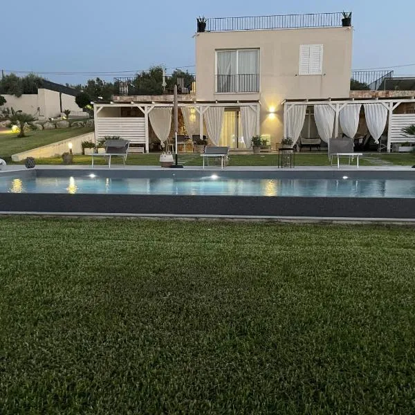 Villa Triona Noto Marzamemi con Piscina, hótel í Marzamemi