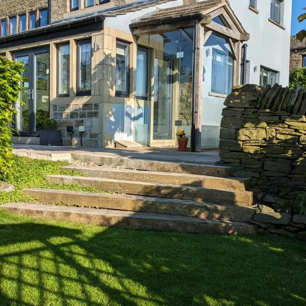 Lane End Cottage Holmfirth - Private Luxurious - 2 Ensuites, Gated Parking, Patio & Garden with Exceptional Views、ホルムファースのホテル