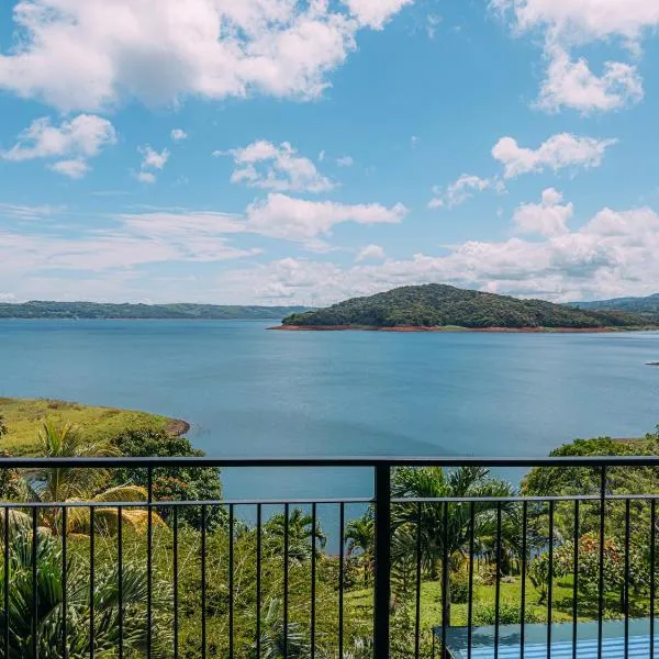 Tinajas Arenal Lakefront Lodge, hotel v destinaci Nuevo Arenal