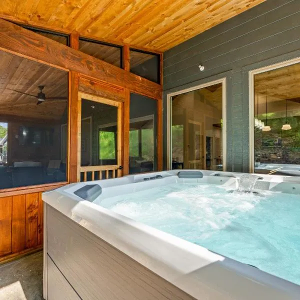 New Ozark Oasis Luxe Cabin Retreat with Hot Tub, hotel v destinaci Hollister